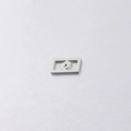 Détail macro du pendentif rectangulaire en acier argenté avec motif d'empreinte creux - Pieds de Bébé Couleur Acier