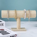 Dettaglio di bracciali in metallo e perline di marmo su espositore professionale in lino a T - Tipo A Lino