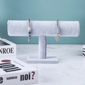 Bracciali con ciondoli argentati e perline blu su un supporto per gioielli a T grigio - Tipo A Velluto Grigio
