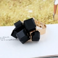 Anello d'oro con pietre quadrate nere a grappolo e fascia larga con finitura a specchio lucida - Aperto Regolabile / Nero