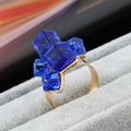Anello dorato con cristalli cubici blu presentato in una scatola per gioielli in velluto grigio - Aperto Regolabile / Oro KC Blu Reale