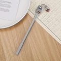 Penna gel creativa a forma di gatto grigio con ciondolo a pesce a righe e colletto blu - Refill nero da 0,5 mm / Gatto Grigio