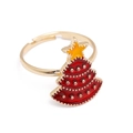 Détail d'une bague sapin de Noël ajustable avec émail rouge et jaune sur métal doré - Sapin de Noël (Rouge & Jaune)