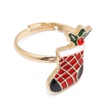 Détail d'une bague botte de Noël avec strass rouges et anneau doré sur fond blanc - Chaussette de Noël