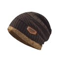 Detalle del gorro de punto marrón para invierno con forro de felpa caqui y parche de cuero - Exterior Café + Forro de Felpa Caqui / café