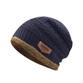 Detalle del gorro de punto azul marino con forro grueso de piel sintética - Exterior Marino + Forro de Felpa Marrón / Azul marino