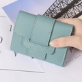 Portafoglio corto azzurro da donna a tre ante in similpelle con fibbia decorativa - Blu