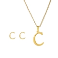 Dettaglio del set di gioielli in oro opaco con collana e orecchini con ciondolo a lettera C - Set C