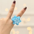 Detailopname van een blauw gloeiende LED-sneeuwvlokring voor kerstfeestjes - Sneeuwvlok