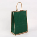 Detalle de bolsa de regalo de papel kraft verde oscuro con asas y bordes en marrón - 11X6X15cm / Verde oscuro
