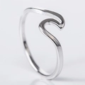 Anello ondulato minimalista in acciaio inossidabile argento con finitura metallica - US 7 / Color Acciaio
