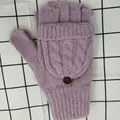 Détail de gants tricotés lavande avec torsades et bouton brun pour le rabat amovible - Taille unique / Uni Violet