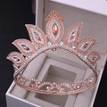Barocke Brautkrone in Roségold mit Champagner-Kristallen in einer weißen Geschenkbox - Roségold Pfirsich Strass