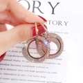 Dettaglio di orecchini a doppio cerchio in oro rosa con micro-pave di strass e design - Orecchini Rotondi con Strass Micro Pave Oro Rosa (Perno in Argento) / Oro rosa