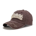 Détail de la casquette vintage marron avec broderie Athletic et surpiqûres sur la visière - Réglable / café