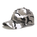 Detailansicht der Camouflage-Basecap mit grau-weißem Muster und Belüftungslöchern - Verstellbar / Camo Weiß
