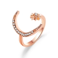 Anillo ajustable de estrella y luna oro rosa con circonitas en fondo blanco - Dorado (7640)