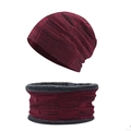 Dettaglio del cappello in maglia e scaldacollo con spessa fodera in pile invernale - Taglia unica / Borgogna