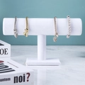 Espositore a T con bracciali con ciondoli a cuore, quadrifoglio e farfalla in vari colori - Tipo A Velluto Bianco