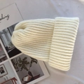 Schicke Rippstrick-Beanie in Cremeweiß mit umgeschlagenem Saum für Winterwärme - Einheitsgröße / Weiß