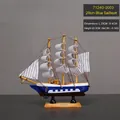 Modèle de voilier en bois bleu et blanc de style méditerranéen avec voiles à rayures noires - 20cm Bleu