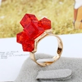 Verstellbarer Goldring mit geometrischen roten Kristallwürfeln in quadratischem Design - Einstellbar Offen / Rot