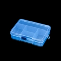 Dettaglio scatola portaoggetti blu trasparente a 5 scomparti su sfondo nero riflettente - Blu