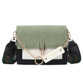 Dettaglio borsa a tracolla tricolore con texture scamosciata e catena in metallo oro - Verde