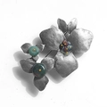 Vintage Silberne Blumenbrosche mit grünen Edelsteinen und bunten Steinen für Damen - Drei Große Blätter Stein Brosche / Antik-Zinn