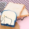 Cortador de sándwiches de elefante azul presionando una rebanada en una tabla - Sándwich Elefante - Azul