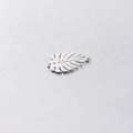 Dettaglio del ciondolo a foglia di monstera in acciaio inox per gioielli fai-da-te - Foglia a Doppio Foro 19x25mm / Color Acciaio