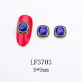 Dettaglio di ciondoli per unghie quadrati blu reale vintage 9x9mm su unghie laccate rosse - Blu Reale Quadrato (LF3703)