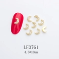 Detalle de adornos de uñas de luna dorada con perlas blancas para manicura elegante - Luna de Perla Dorada (LF3761)