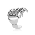 Primer plano detallado de un ear cuff de mano de esqueleto plateado con texturas punk - Estilo Mano de Calavera Plata Antigua