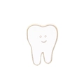 Dettaglio della spilla a dente in smalto con bordi dorati e un sorriso carino - Dente Sorridente Bianco