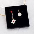 Asymmetrische goldene Ohrringe mit Herz-Spielkarten und Uhrenanhängern auf Schwamm - Rotes Herz - Ohrstecker