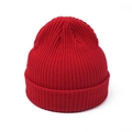 Dettaglio del berretto in maglia a coste rosse con trama di qualità e bordo risvoltato - Rosso