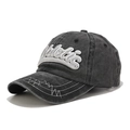 Détail de la casquette vintage délavée avec broderie Athletic et surpiqûres sur la visière - Réglable / Noir