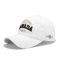 Dettaglio del cappello bianco con ricamo foglia d'acero Canada e scritta 1945 sul lato della testa - Regolabile / Bianco