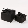Detail von schwarzen Geschenkboxen mit quadratischem Boden und eleganten Schleifen - 12*12*9 / Schwarz