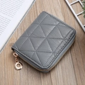Vista de detalle del mini monedero de cuero PU gris con costuras de diamante sobre madera - Gris