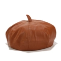 Detalle de boina de cuero marrón caramelo con costuras y tallo de calabaza decorativo - M (56-58cm) / Café claro