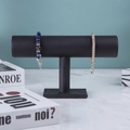Bracciale perline blu con ala e catena d'argento a cuore su supporto gioielli nero - Tipo A Pelle Nera