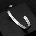 Silbernes Edelstahl-C-Armband mit eingraviertem Believe in yourself-Schriftzug - Silber - Believe in Yourself