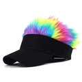 Dettaglio del cappello nero con parrucca colorata arcobaleno sulla parte superiore - Berretto da Baseball Nero con Parrucca Capelli Lunghi Colorata