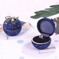 Joyero redondo de terciopelo azul marino con lazo dorado y patrón de estrellas oro - Estuche para anillos / Azul