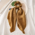 Chouchou en satin marron doré avec longs rubans et texture de soie élégante - Marron