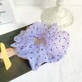 Elastico per capelli in organza viola a pois su una rivista per un look retrò trendy - Viola