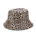Dettaglio cappello alla pescatora leopardato con finitura in ecopelle lucida - M / Cachi