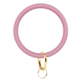 Porte-clés bracelet en silicone rose avec anneaux métalliques dorés sur fond blanc pur - Rose Sakura